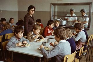 Peklo školních jídelen za socialismu. Hovězí tuhé jako podrážka, UHO a nucení do jídla